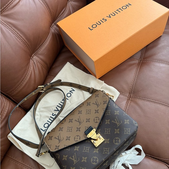 Like New - Louis Vuitton Pochette Métis MM – Reverse Monogram - Picture 2 of 5